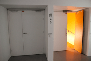 Double bloc-porte coupe-feu avec ferme-porte automatique 