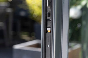 Capteur d'ouverture directement intégré à un coulissant ALU