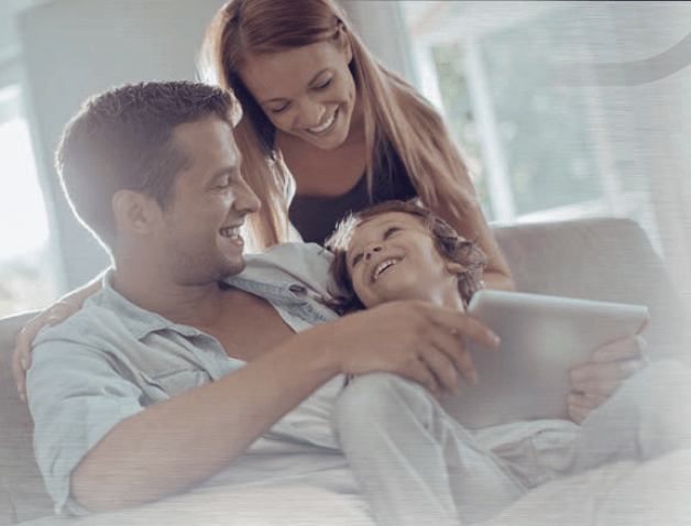 Visuel d'une famille dans leur habitat