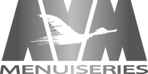 Logo AVM Logo AVM Menuiseries gris sur fond blanc